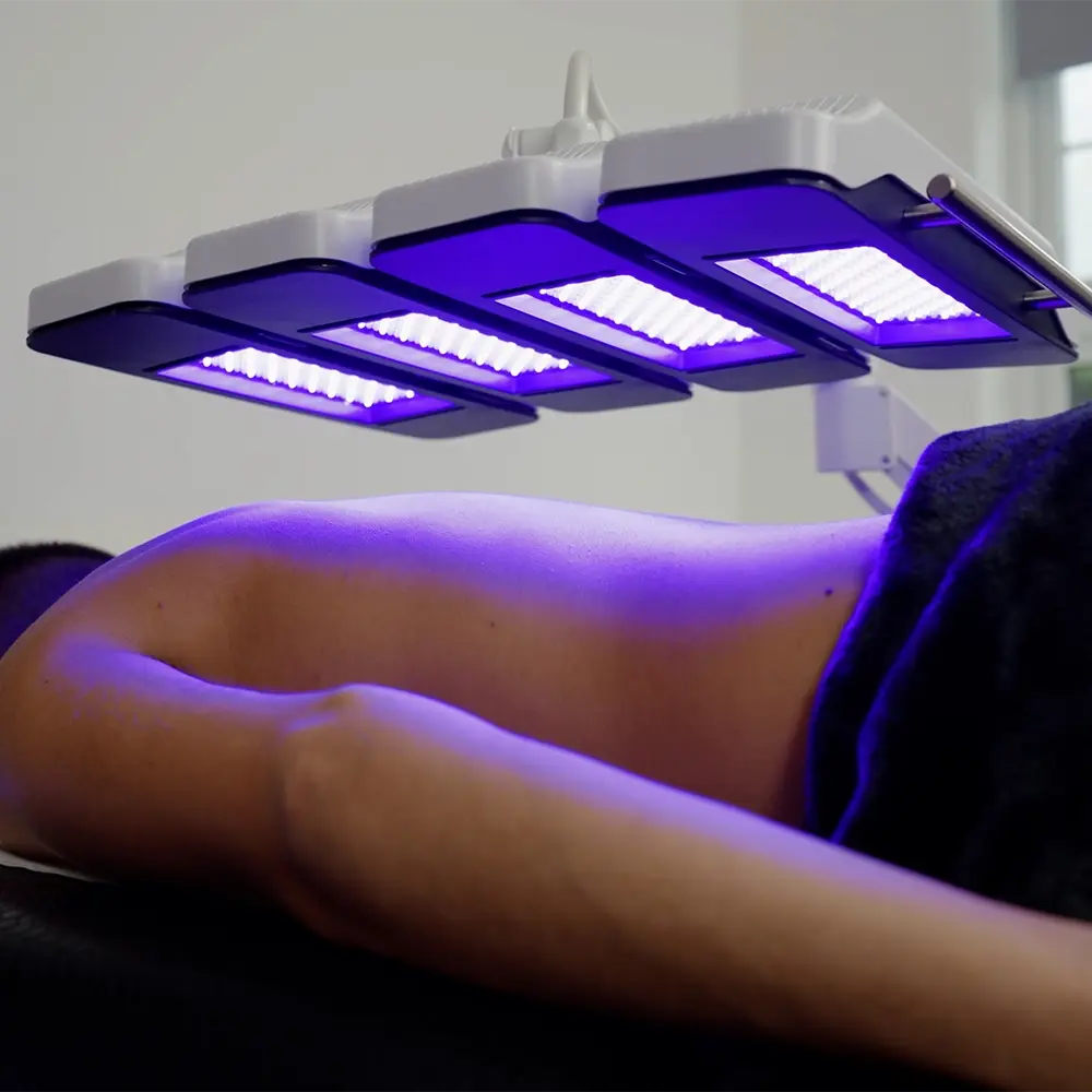 Tri-Wave MD ile vücut uygulaması, mavi ışık